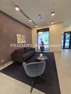 Dnevna soba sa garniturom za sedenje i velikim prozorom. - image 17
