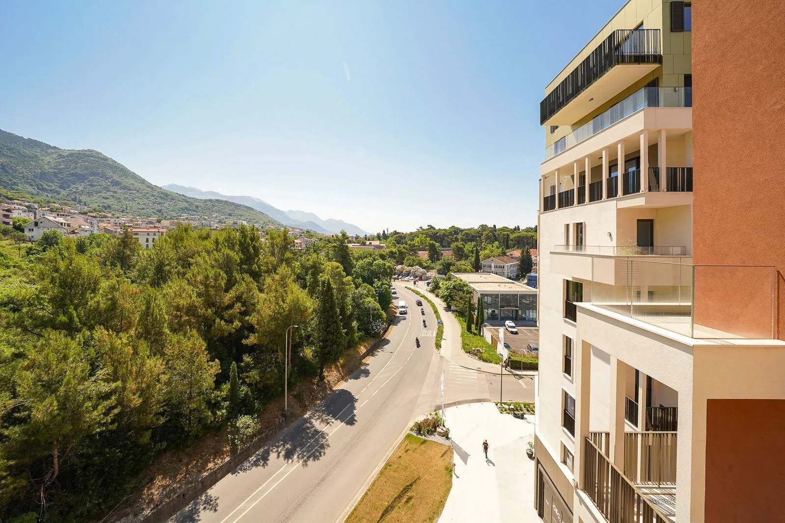 Pogled sa terase moderne zgrade na okolinu i ulicu.
