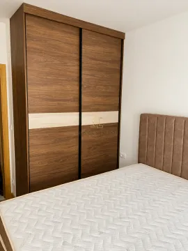 Spavaća soba sa bračnim krevetom i velikim drvenim garderoberom. - image 8