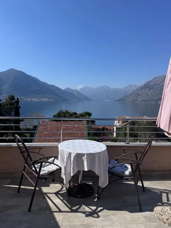 Rent, hospitality venue, 500m², Dobrota, Kotor