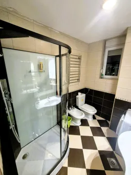 Potpuno opremljeno kupatilo sa tuš kabinom, WC šoljom i bideom. - image 9