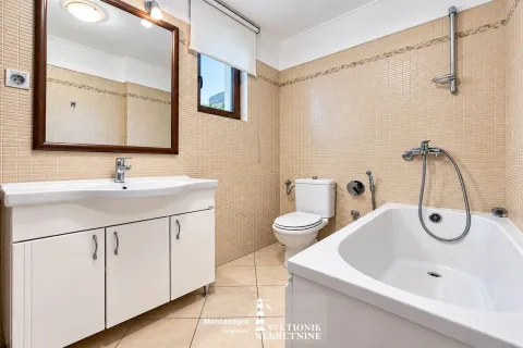 Uređeno kupatilo sa kadom, umivaonikom i WC šoljom u bež tonovima. - image 12