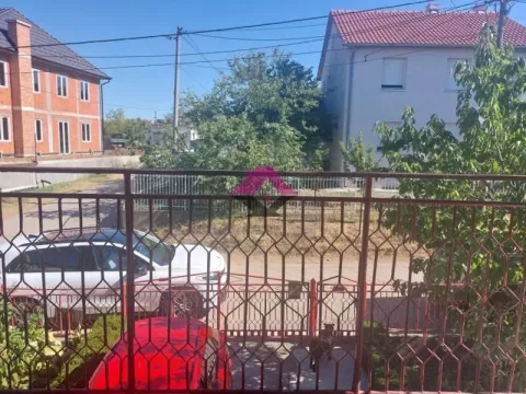 Pogled sa terase na dvorište i okolne kuće. - image 11