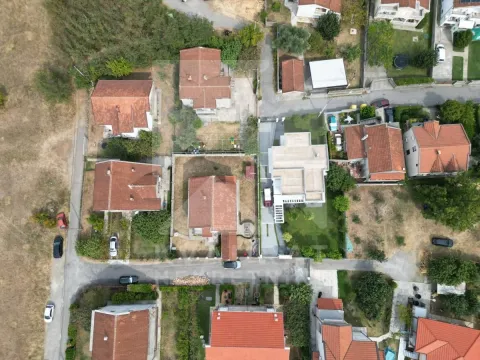 Aerial view of family houses and the surrounding neighborhood. - image 5