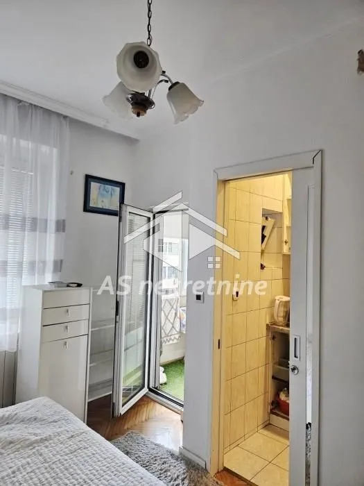 Izdavanje, četvorosoban stan, 86m², Savski Venac, Beograd
