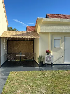 Eksterijer kuće sa natkrivenom terasom i uređenim dvorištem. - image 12