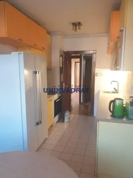 Manja kuhinja sa žutim elementima i belim frižiderom. - image 14
