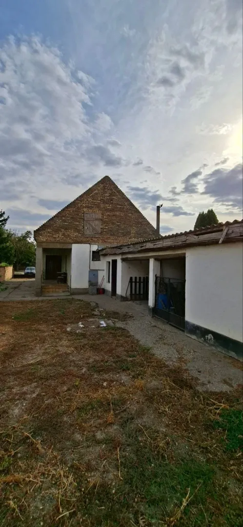 Pogled na dvorište i stariju kuću sa pomoćnim objektom.