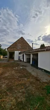Pogled na dvorište i stariju kuću sa pomoćnim objektom. - image 8