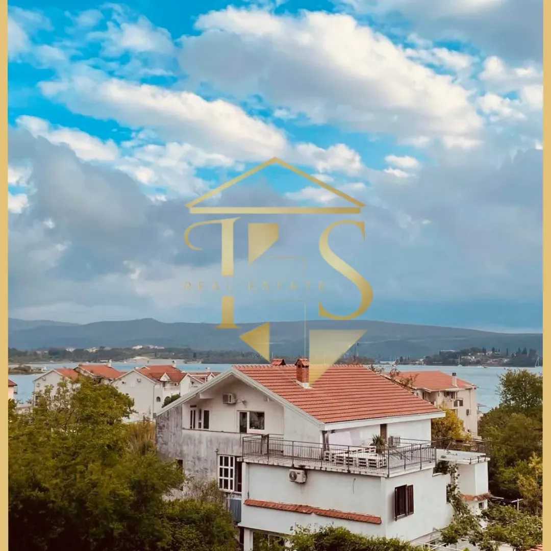 Pogled na kuće sa terasom i okolinom.