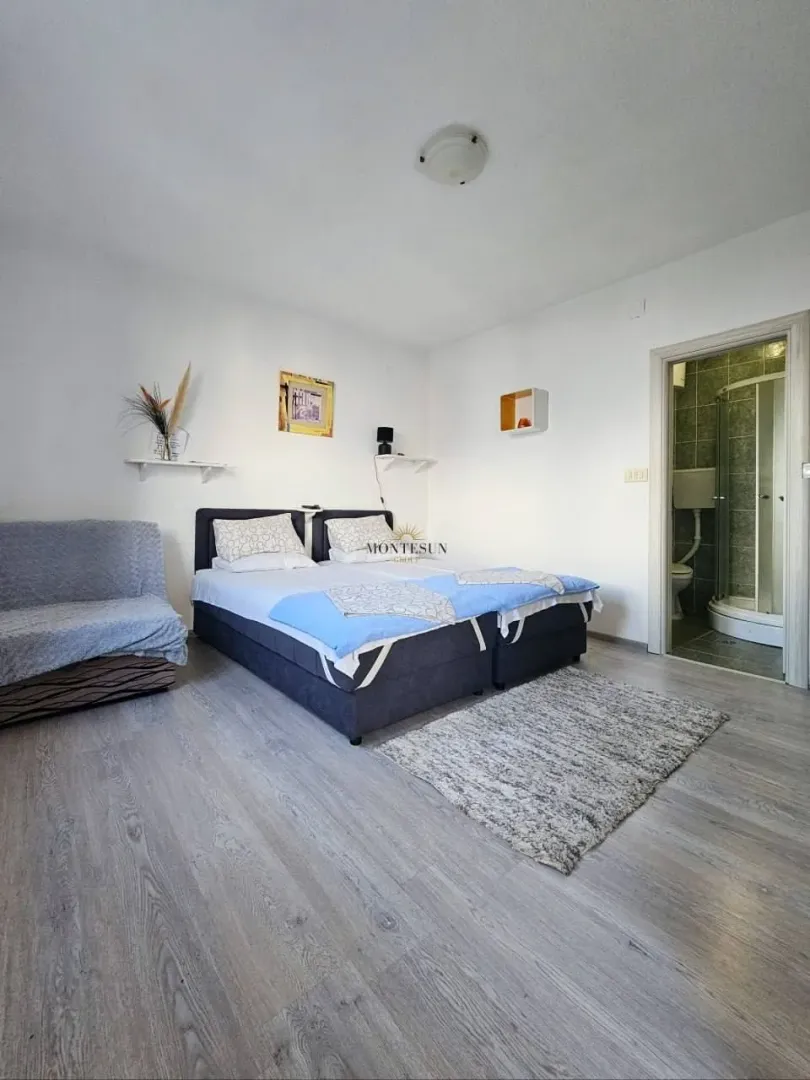 Izdavanje, trosoban stan, 100m², Gospoština, Budva