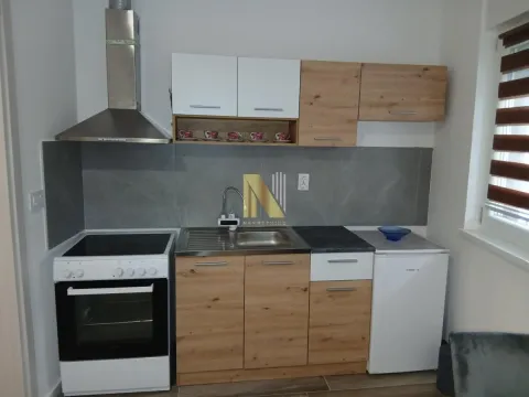 Manja opremljena kuhinja sa belim i drvenim elementima. - image 8