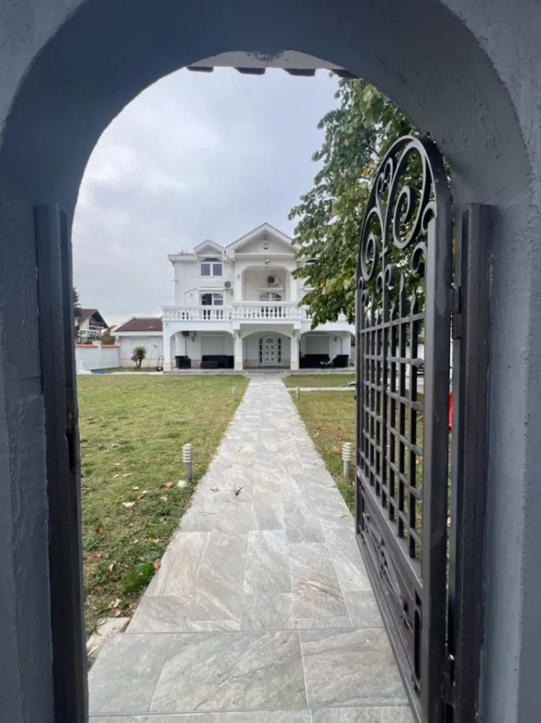 Izdavanje, kuća, 350m², Zlatica, Podgorica