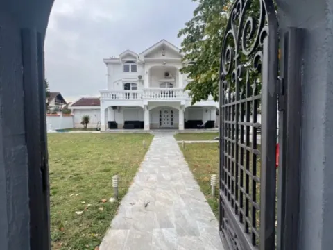 Izdavanje, kuća, 350m², Zlatica, Podgorica