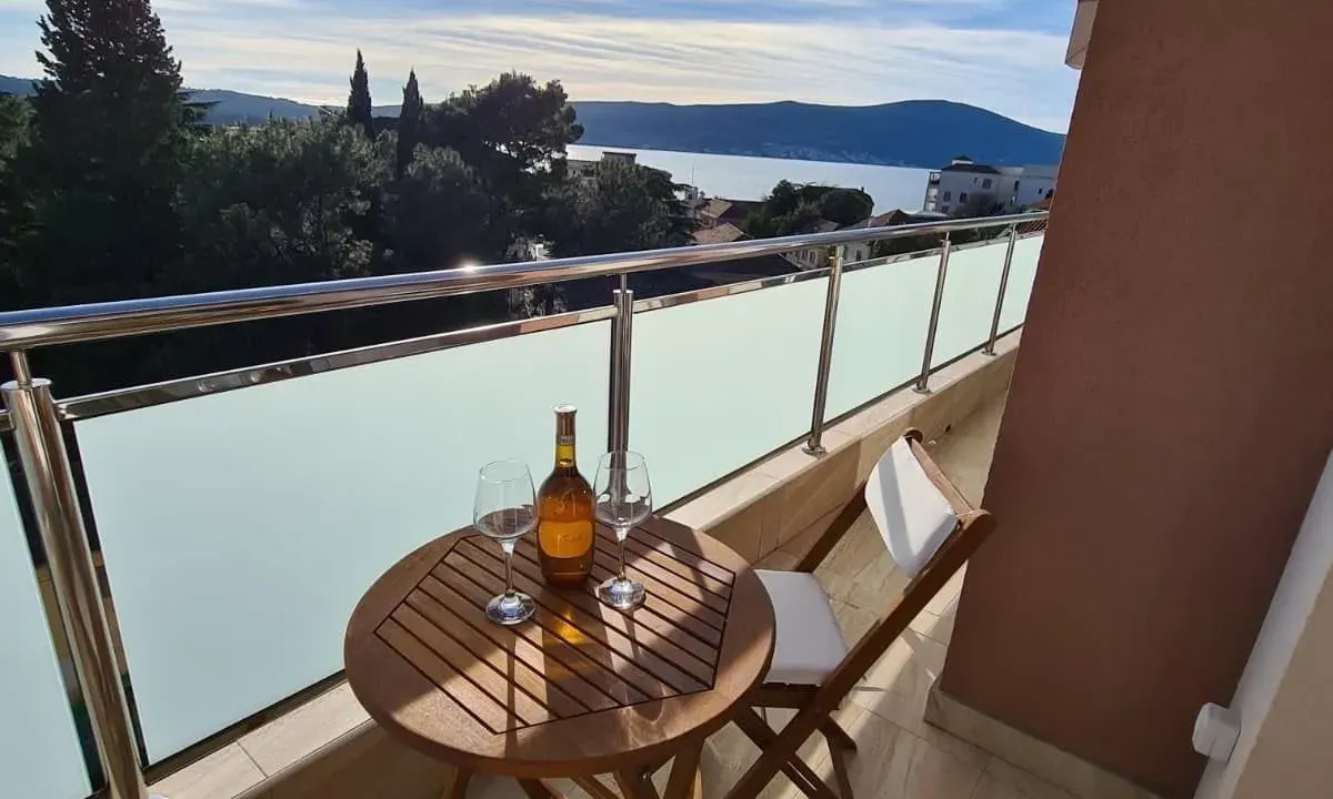 Izdavanje, trosoban stan, 106m², Tivat, Crna Gora