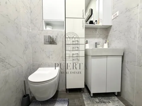 Moderne kupatilo sa bijelim namještajem i mermernim pločicama. - image 13