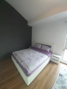 Spavaća soba sa bračnim krevetom i noćnim stočićima. - image 8