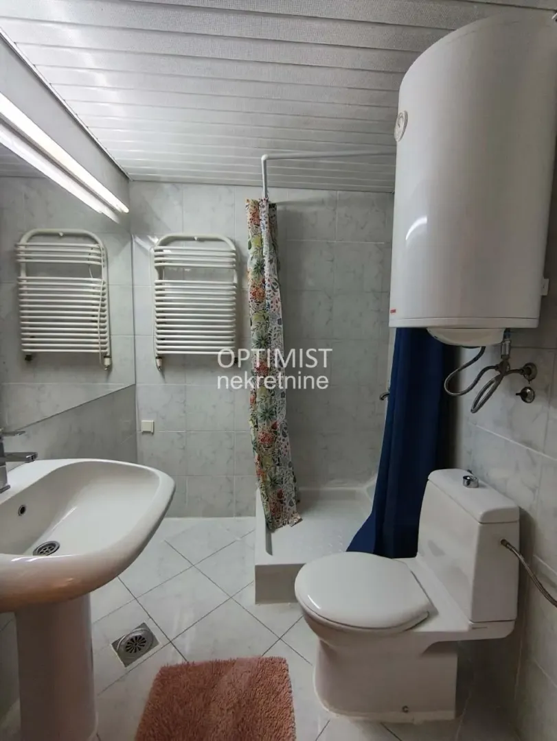Kupatilo sa umivaonikom, WC šoljom, tuš kabinom i bojlerom.
