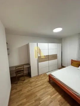 Nameštena spavaća soba sa krevetom, garderoberom i radnim stolom. - image 13