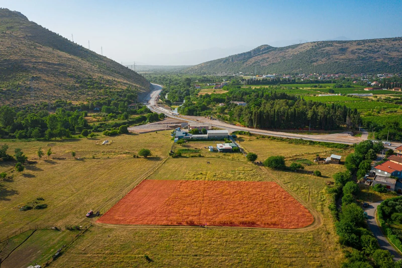 Pogled iz vazduha na zemljište sa označenom parcelom u prirodi.