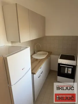 Manja kuhinja sa frižiderom, šporetom i sudoperom. - image 10