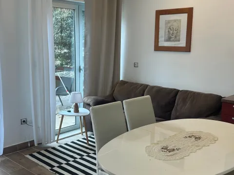 Izdavanje, garsonjera, 40m², Dobrota, Kotor - image 2