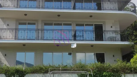 Pogled na spoljašnjost višespratne stambene zgrade sa terasama i balkonskom ogradom. - image 2