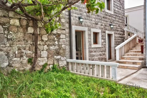 Fasada kamene kuće sa stepeništem i zelenilom u dvorištu. - image 4