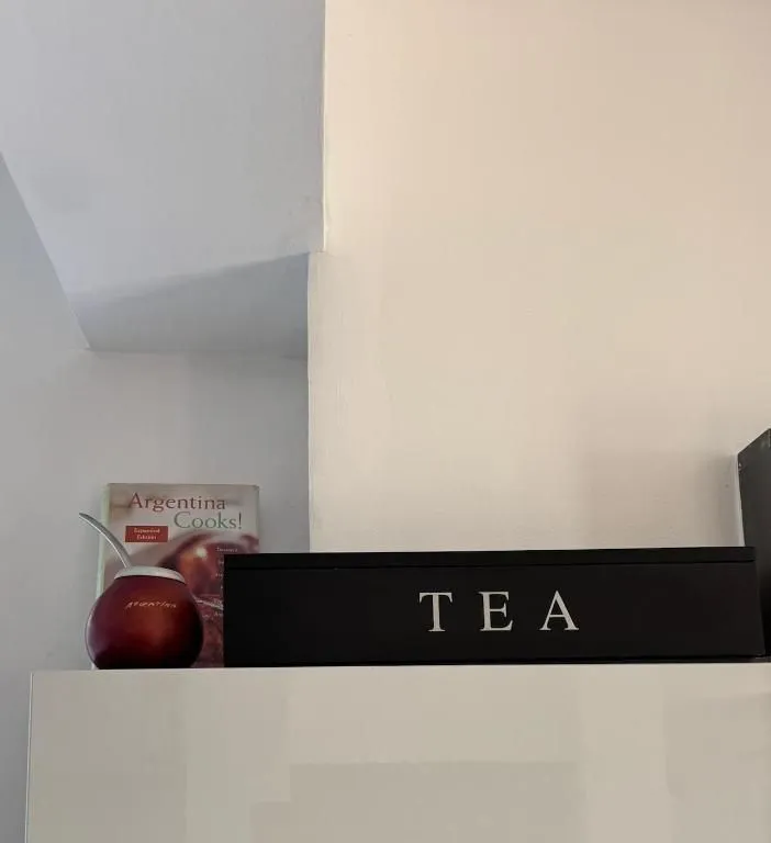 Detalj enterijera sa kutijom za čaj i ukrasnim predmetima.