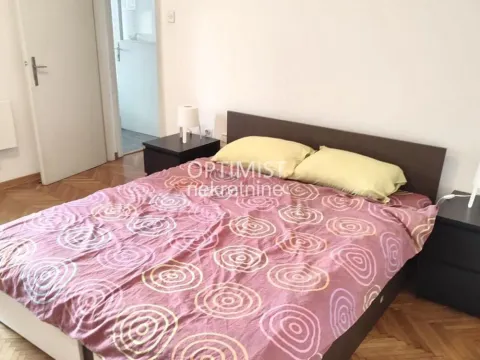 Nameštena spavaća soba sa bračnim krevetom i noćnim stočićima. - image 7