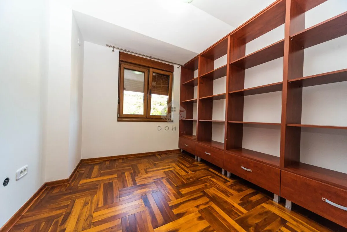 Prodaja, četvorosoban stan, 175m², Gorica C, Podgorica