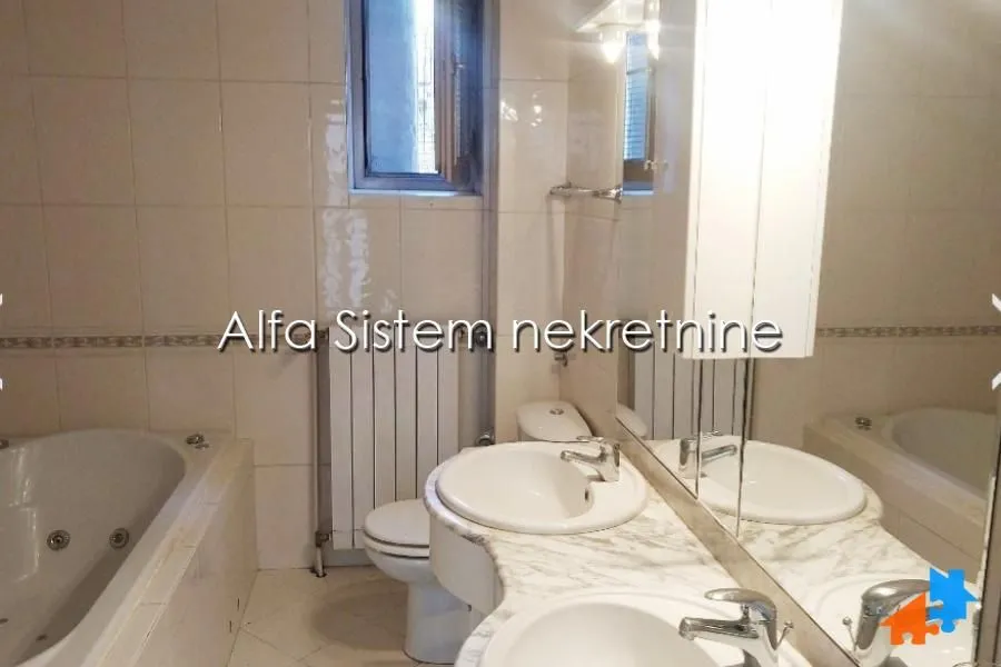 Bathroom equipped with a bathtub, washbasin, and toilet.