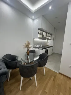 Moderna kuhinja sa trpezarijskim stolom i stolicama. - image 4
