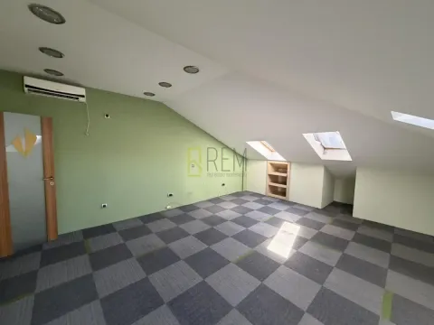 Attic room with sloping ceiling and roof windows. - image 4