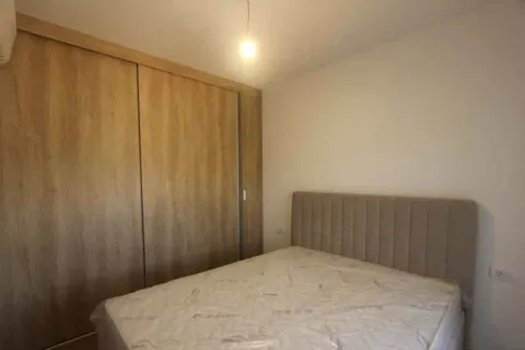 Spavaća soba sa ugradnim plakarom i krevetom. - image 13