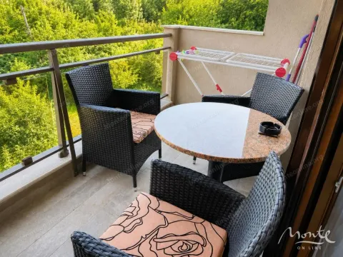 Namješten balkon sa garniturom za sjedenje i pogledom na zelenilo. - image 7