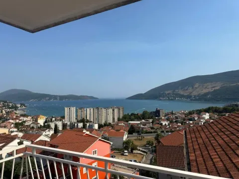 Pogled na more i grad sa terase. - image 8