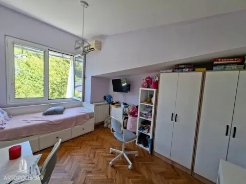 Dečja soba sa krevetom, radnim stolom i ormarima. - image 11
