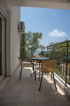 Balkon sa garniturom za sjedenje i pogledom na more. - image 12