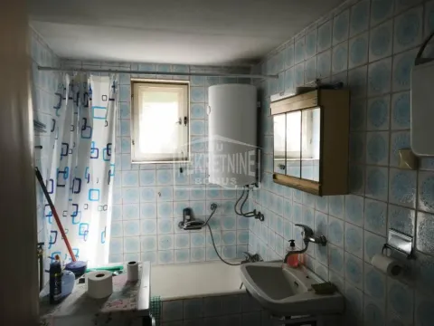 Manje kupatilo sa kadom, umivaonikom i zidnim pločicama. - image 7