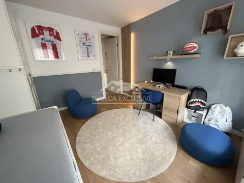 Dečja soba sa radnim stolom i krevetom. - image 6