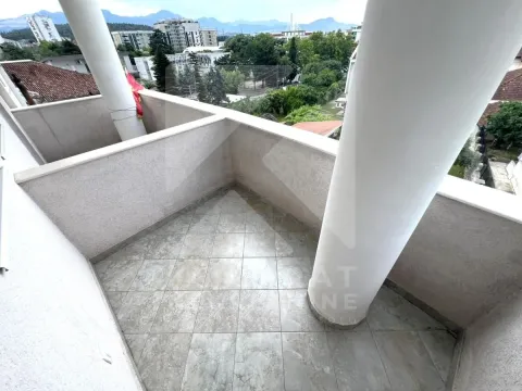 Nenamješten balkon sa stubovima i pogledom na grad. - image 14