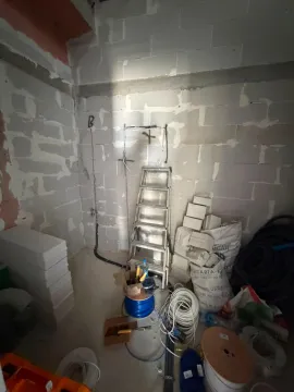Prostorija u grubim radovima sa građevinskim materijalom. - image 3
