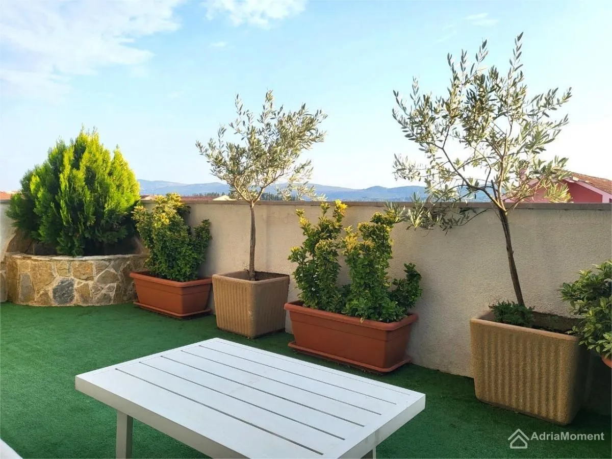 Prodaja, dvosoban stan, 83m², Kalimanj, Tivat