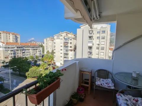 Izdavanje, trosoban stan, 103m², Centar, Bar - image 4