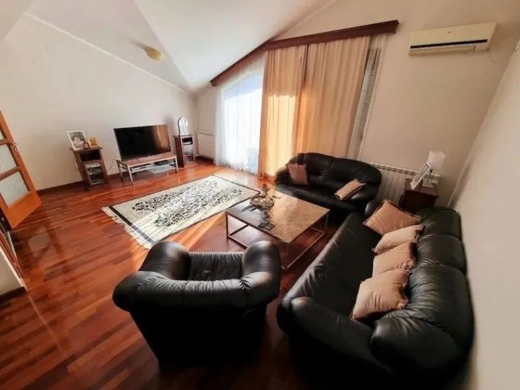 Izdavanje, dvosoban stan, 90m², Gorica C, Podgorica