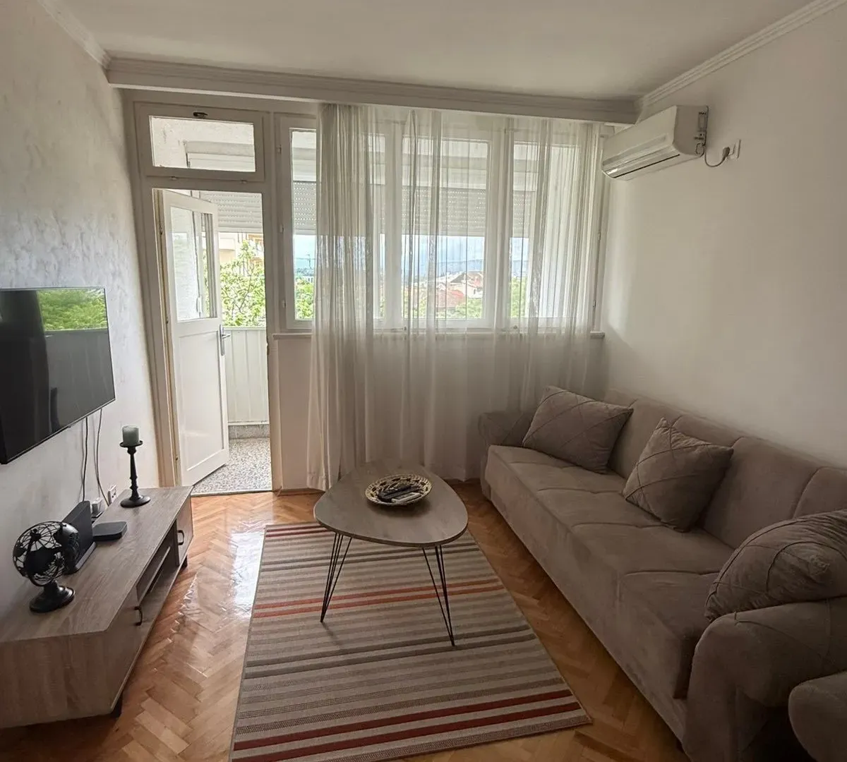 Izdavanje, dvosoban stan, 75m², Pejton, Podgorica