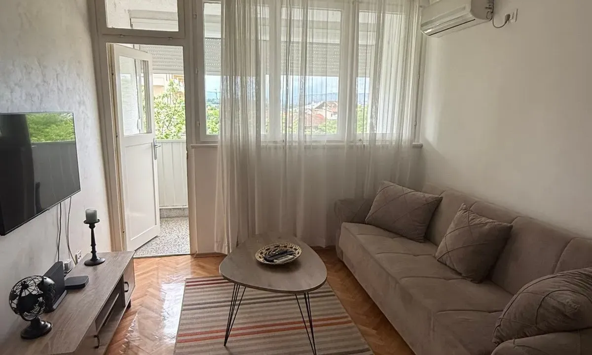 Izdavanje, dvosoban stan, 75m², Pejton, Podgorica