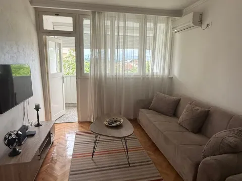 Izdavanje, dvosoban stan, 75m2, Pejton, Podgorica Izdavanje, dvosoban stan, 75m2, Pejton, Podgorica