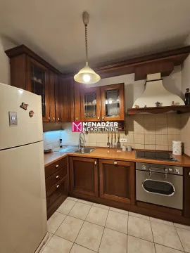 Drvena kuhinja sa ugradnim elementima i bijelom tehnikom. - image 6
